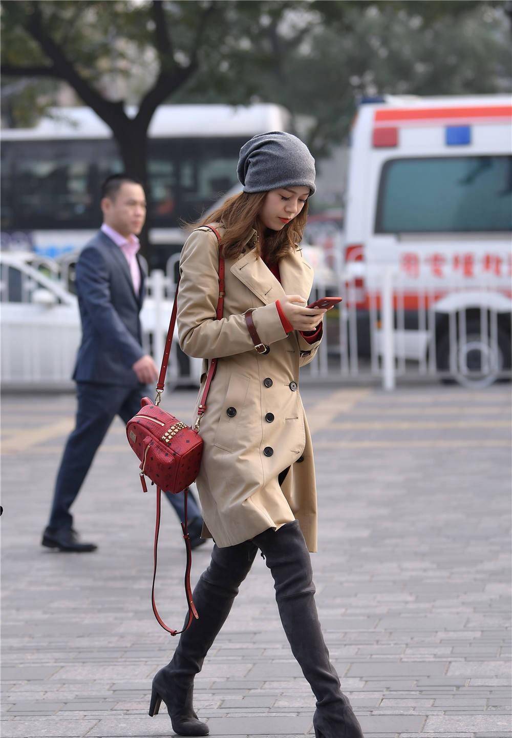 深灰色的粗跟过膝长靴,搭配卡其色中款风衣,冬季的保暖穿搭