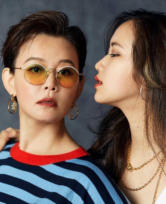 骆达华女儿长大了,20岁成美女学霸,妻子也是高颜值