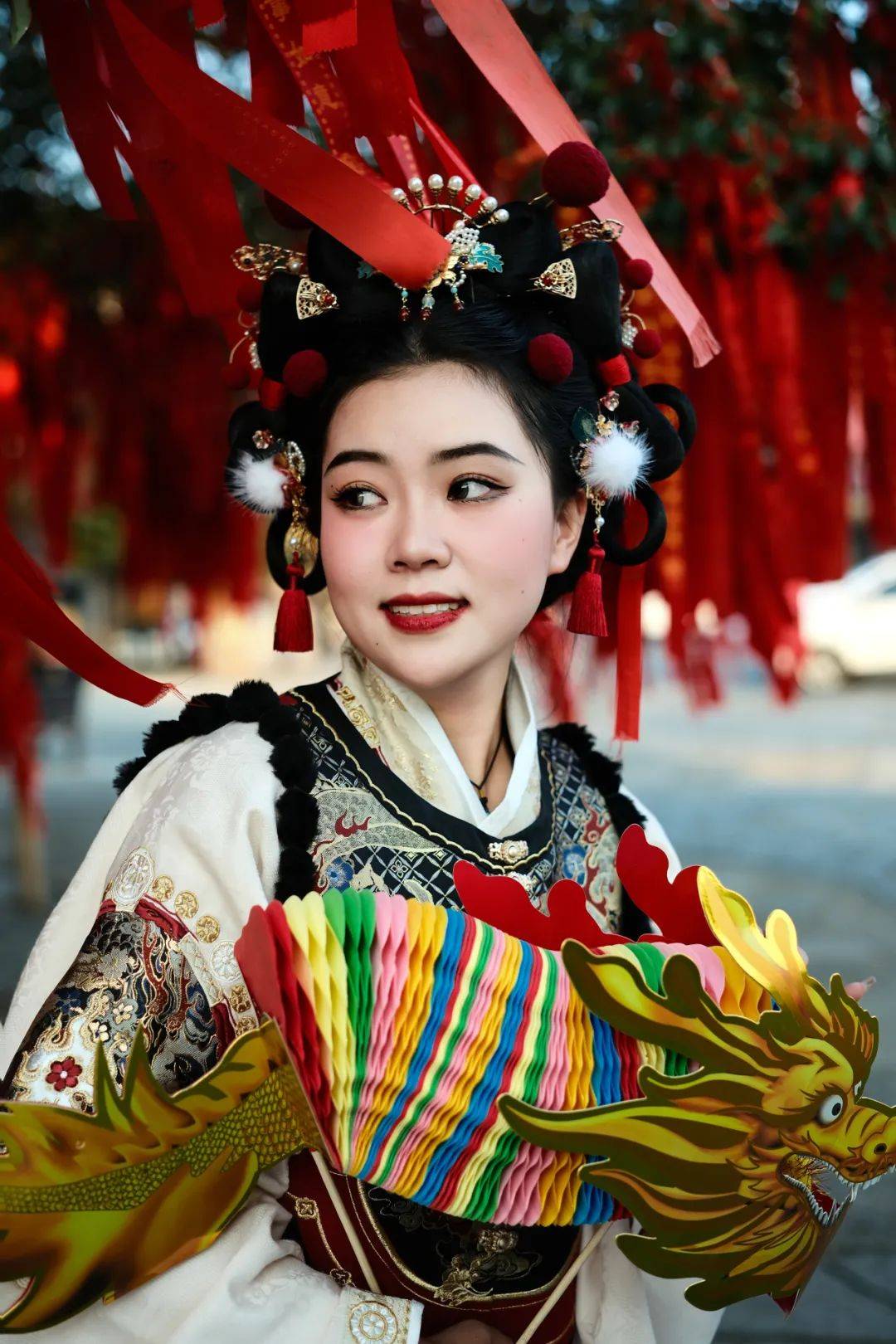 灯笼上清古镇广场上清古镇广场做出含羞带怯的姿态也可以用道具部分