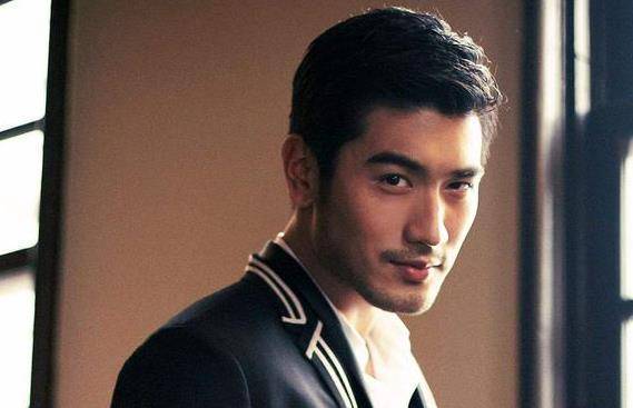 高以翔女友晒多张合影,二人多次花式秀恩爱,以翔回眸一笑好迷人_bella