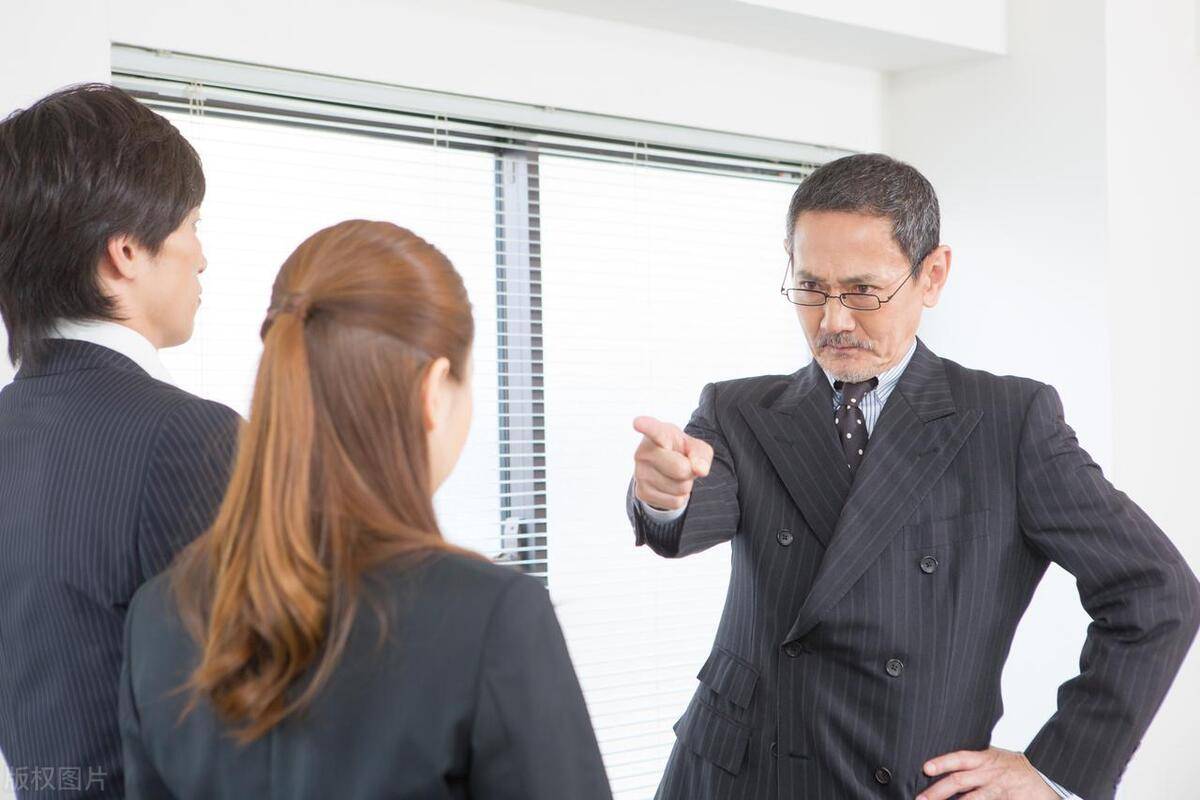 场面极其尴尬,一片安静,此时此刻,哪怕是一根针掉在地上也能听见.