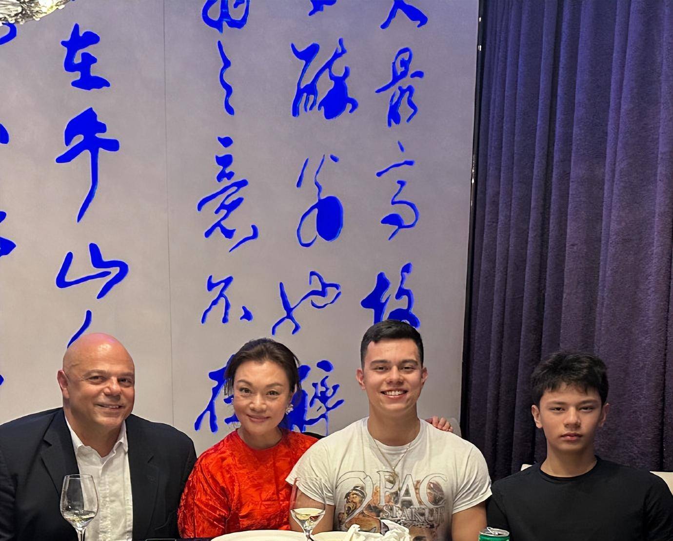 12月30日,女演员史可在自己的社交平台发文:"23周年结婚纪念日,绿玉婚