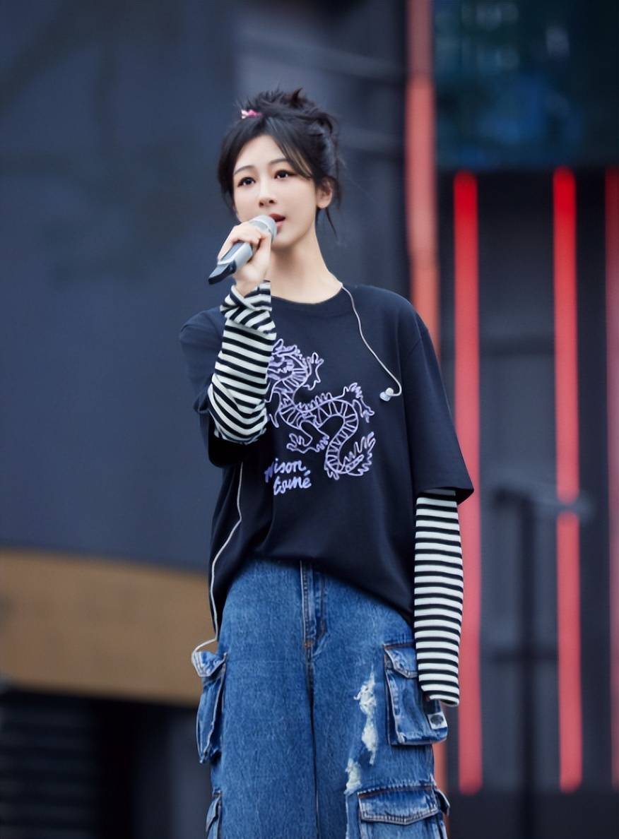 太惊艳:杨紫条纹上衣牛仔裤,淑女范十足!_显得_时候_网友