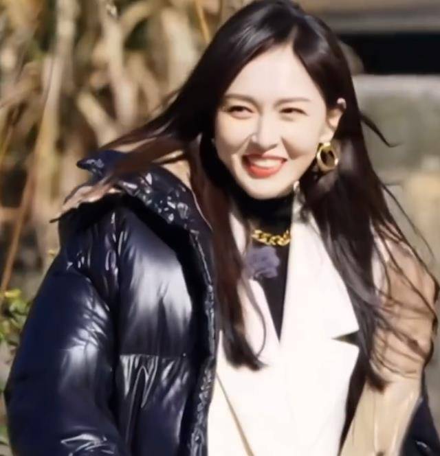 39岁唐嫣综艺首秀开播,表情崩了引争议,营销方式被群嘲!