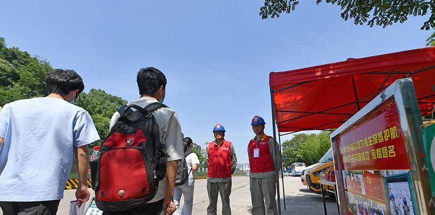 這件事情發生在安徽蕪湖,早上八點半,一名同學在附中考點門口向交警