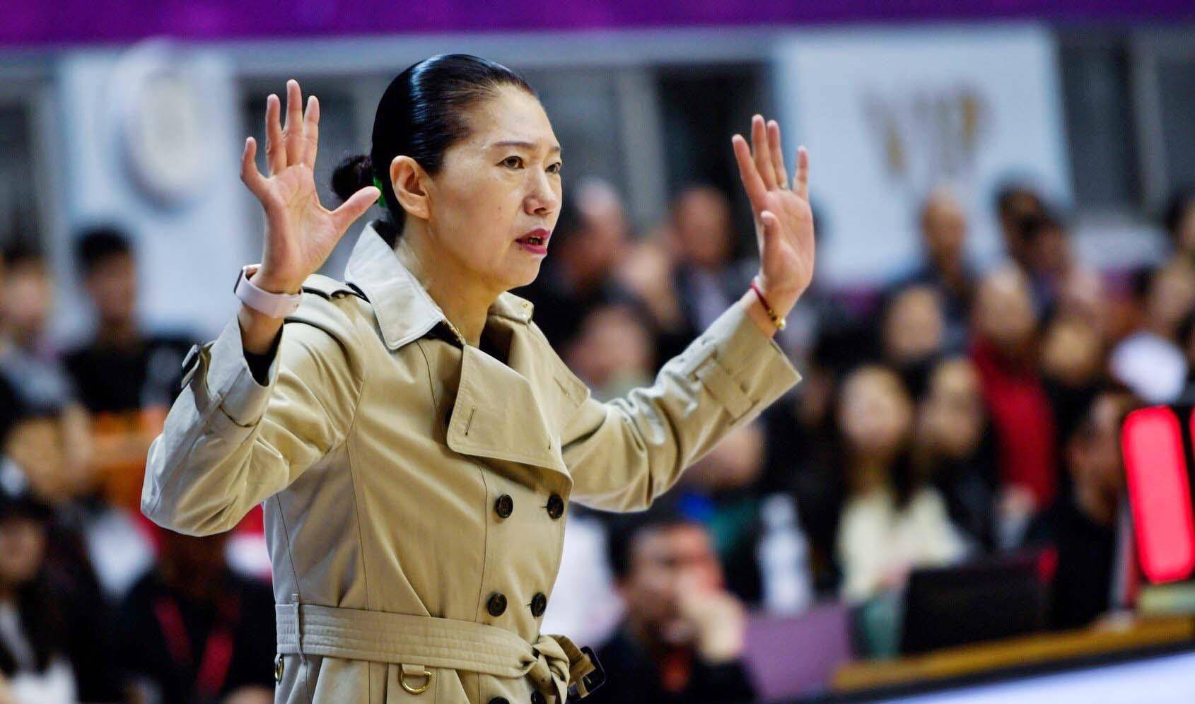 (展淑萍)2023年,八一女篮解散,展淑萍再次担任新疆女篮主教练.