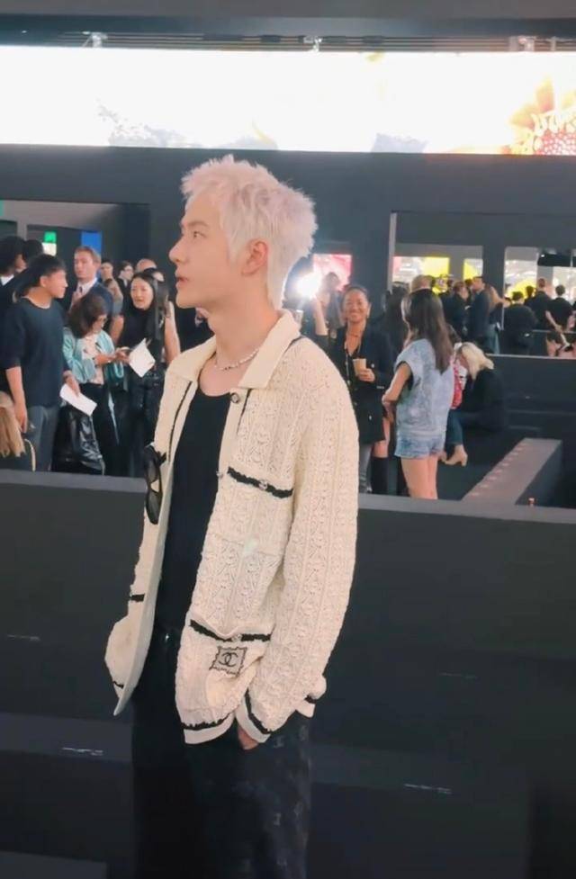 王一博时装周引争议,生图被嘲像"老头",待遇不及j