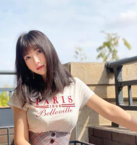 柳岩近照"锥子脸"引热议,未ps的双眼皮亮了,现割都没这宽度_镜头_运动