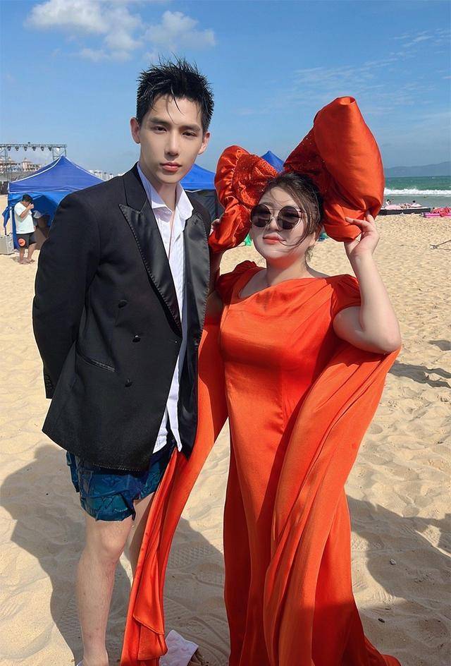 当红小生的老板们,龚俊的老板也是演员,李易峰老板能力强_邓伦_公司