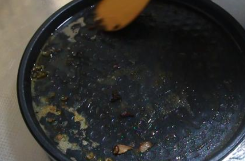 电饼铛脏了难清洗？教你一个小窍门，不用洗洁精，油污自己掉下来(图1)