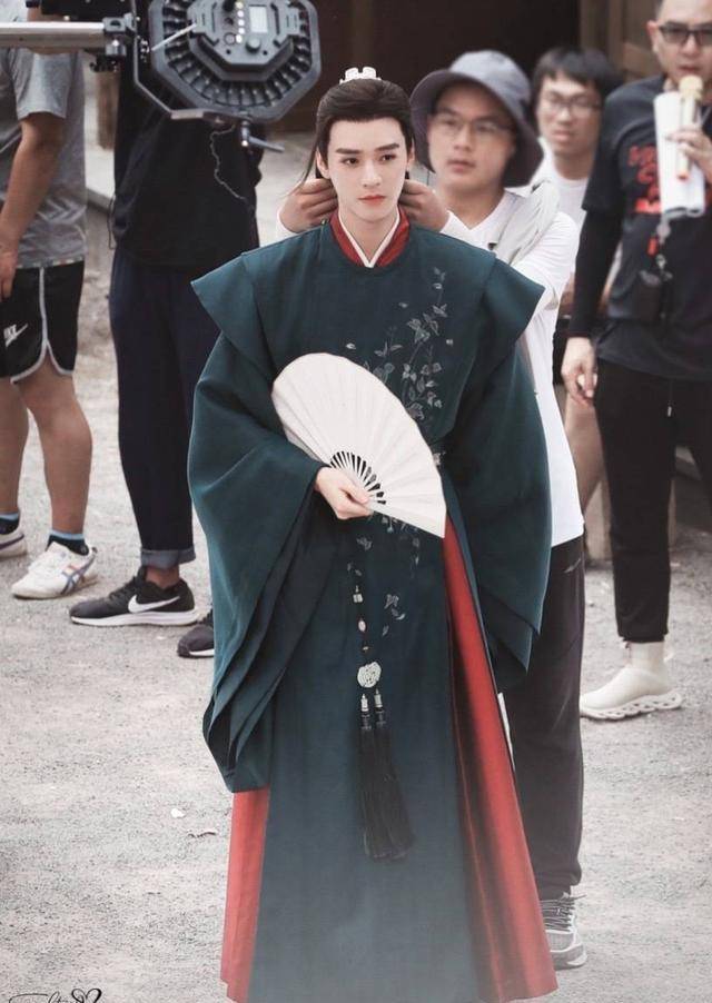 186cm的龚俊现实中长啥样?没有滤镜,生图中的他长这样_温客_外形_身形