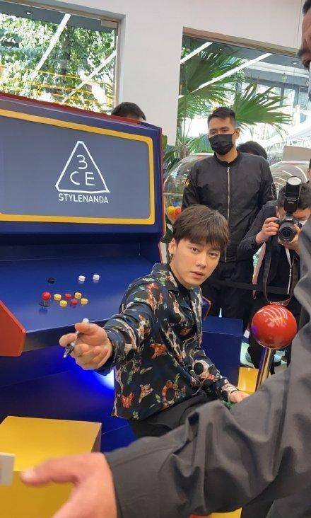 你喜欢李易峰吗?网友给成毅袁冰妍p的合照,粉丝:圆梦了!