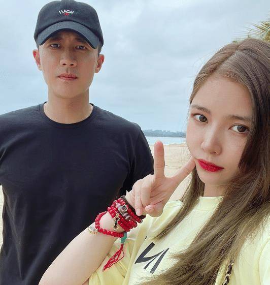 杜淳老婆晒素颜,被疑整容删差评,王灿怒怼"挑刺"网友脾气火爆_状态_双