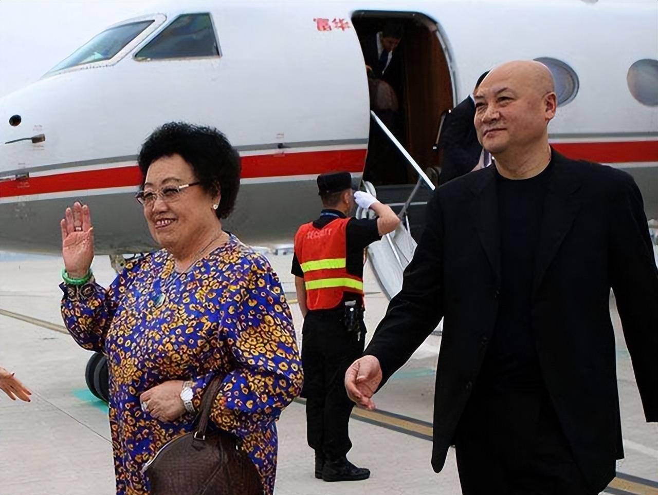 陈丽华立下遗嘱,承诺死后将自己500亿资产中的400亿留给迟重瑞,只留给