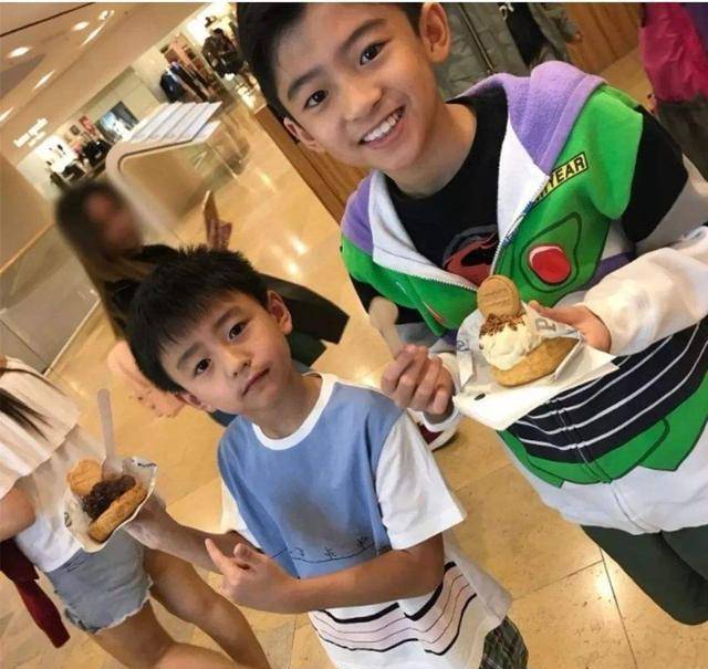 用嘴巴夹着勺子的小q对着镜头吐舌头,孩童的纯真展露无遗谢振南英文名