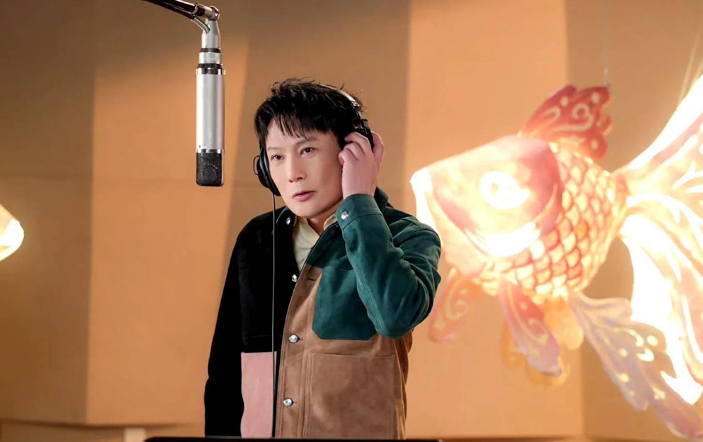 歌手,在经历了病痛之后依旧站在舞台之上,当寂寞沙洲冷》的音乐响起