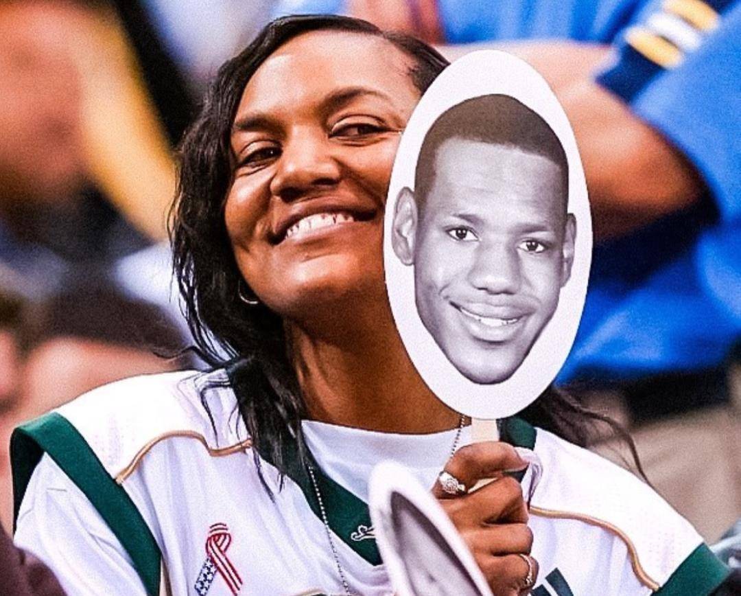 母亲送5万美元悍马,却让詹姆斯开始"招黑",最特别的生日礼物_妈妈