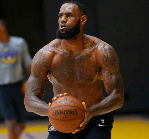 詹姆斯的肌肉堪称天花板,为何几乎看不到胸肌和腹肌呢?