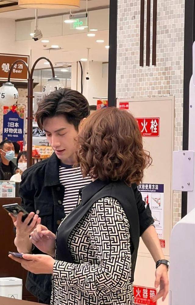 罗云熙拍戏被偶遇,提东西很费力,拍摄者评价其:不到100斤_网友_身高