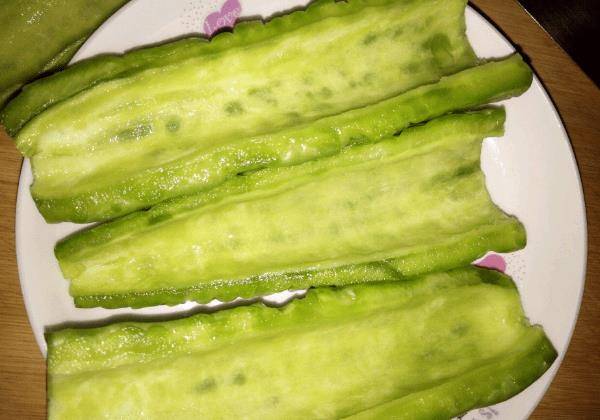 蘑菇应选择鲜嫩的苦瓜,蘑菇应选择优质的,晒干.