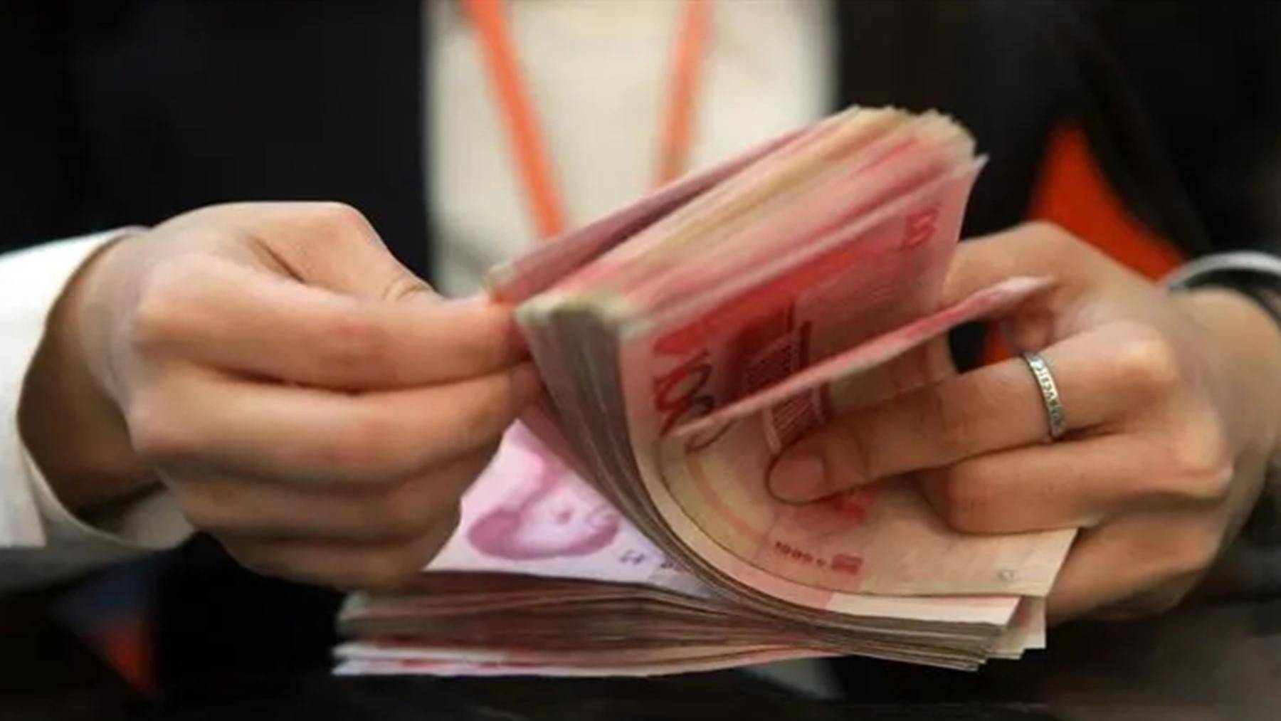 2021年,89岁老人取4000块到家后少了一半,警方调查发现暖心真相_老伴