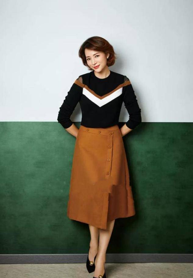 49岁的董卿让我惊讶:衣着朴素,没有长发,不戴金戴银,但气质不凡_女性