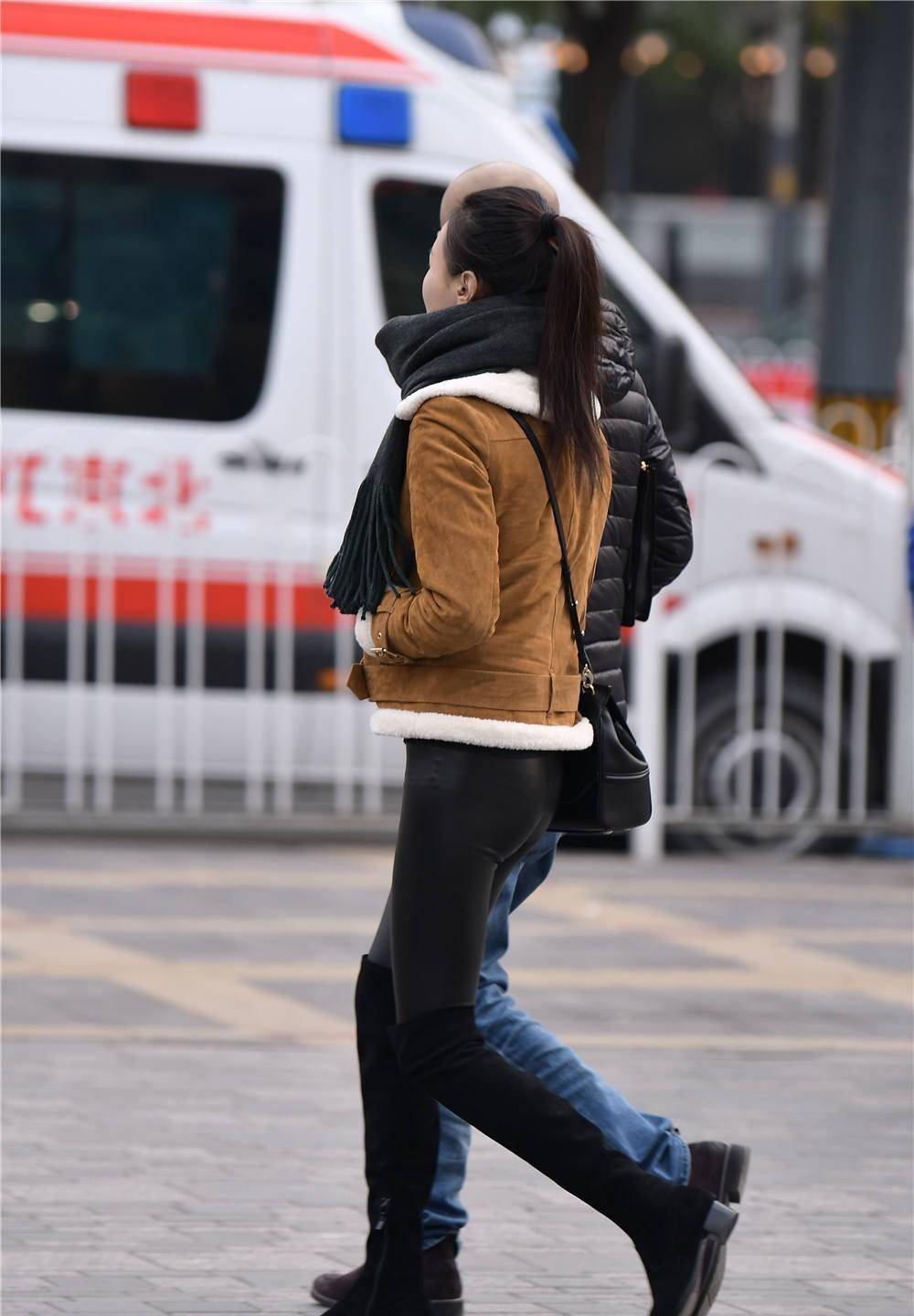 黑色紧身皮裤搭配过膝靴,羊羔绒的外套,保暖的冬季穿搭_感觉_好身材