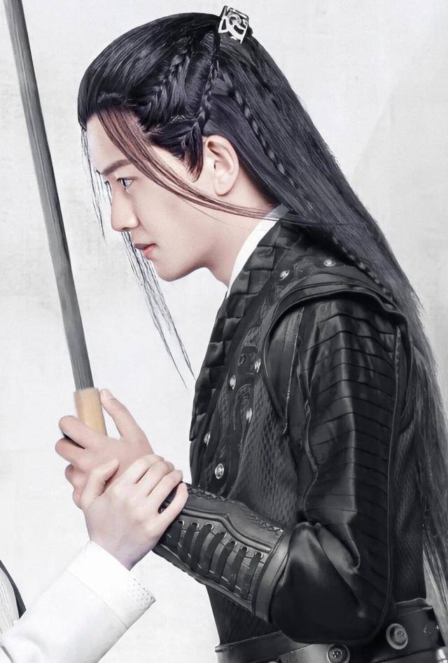 长相清隽秀气,气质出尘的的任嘉伦很适合出演古装任嘉伦一人分饰俩角