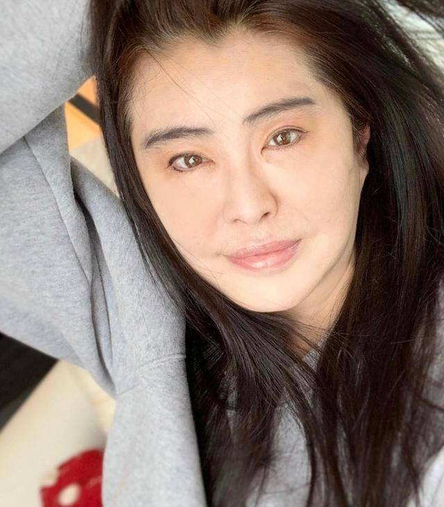 56岁王祖贤拜早年晒近况!