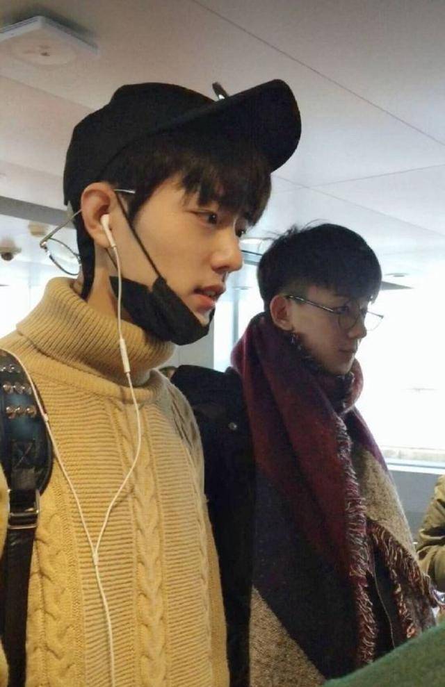 肖战穿着浴袍,应该是在酒店里.