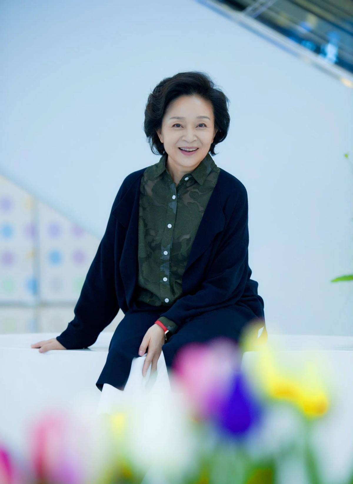 65岁的刘莉莉让我很惊讶:他并不刻意打扮得年轻,头发层次分明,优雅