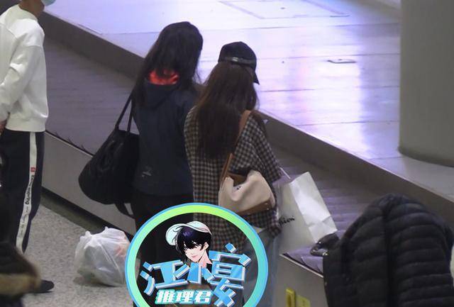 张大奕三亚度假不见蒋凡陪伴回沪走路变身低头族_手机_行李_社交