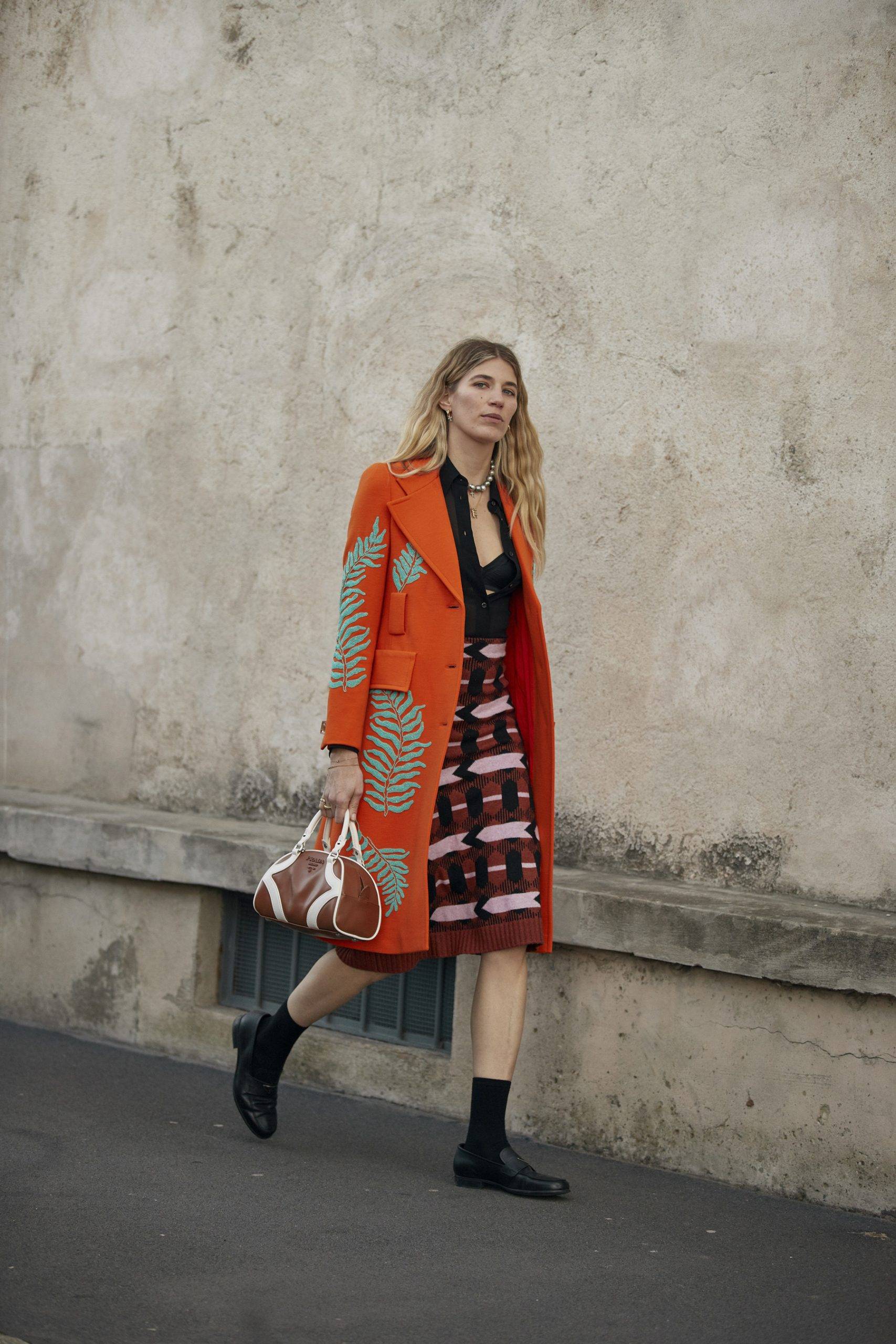 冬天橘色大衣穿搭示范,太温暖了_活力_整体_氛围