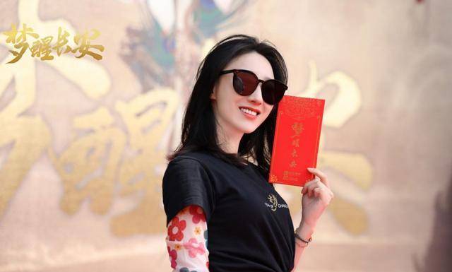 她是欢瑞新签95花,出道9年却不红,《沉香如屑》的角色引争议_徐凯