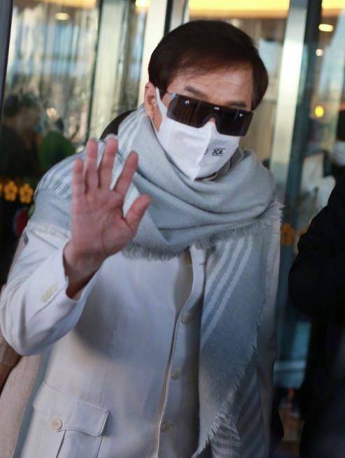 是天王不配拥有独唱的机会吗而且还有陈伟霆,江疏影,李宇春等一众演员