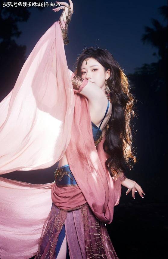 她的舞蹈动作相比周围专业伴舞人员像是幼幼班彩带舞,不仅动作简单