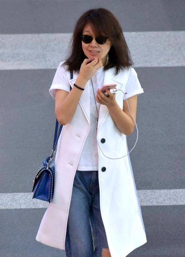 无论闫妮年纪多大,只要上镜了都漂亮,私底下差距就大了_气质_裙子