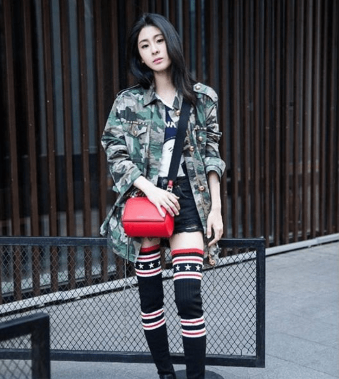 "蜘蛛网"牛仔短裤搭配迷彩上衣,张碧晨变身时尚靓女!_气质_女孩_衣服