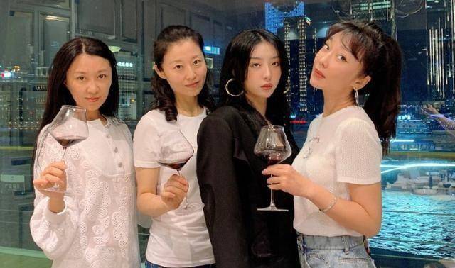 赵小棠曝出与妈妈合影照片,长得太像姐妹花了,母亲的腿引人注目_微博