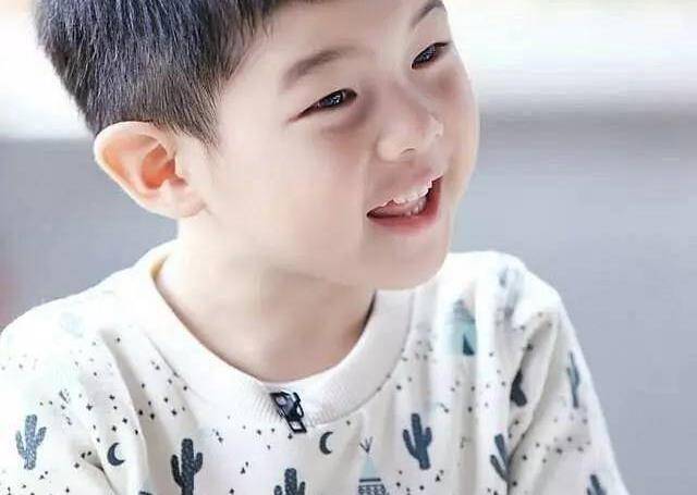 原创宋仲基童年旧照曝光:蘑菇头大眼睛非常可爱,五官眉眼跟安吉神似