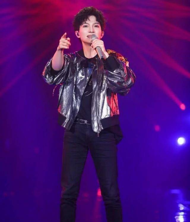 音乐小王子周深-追梦的路上,可以面对一切风雨,跨过所有障碍_梦想