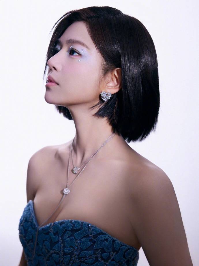 陈妍希41岁再次瘦身十斤,抹胸裙展现巅峰魅力!_成功_观众_美貌