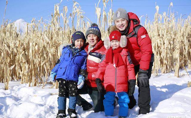 加上两个儿子显得家庭幸福,沙溢还多次参加电视舞台,2022年还和张若昀