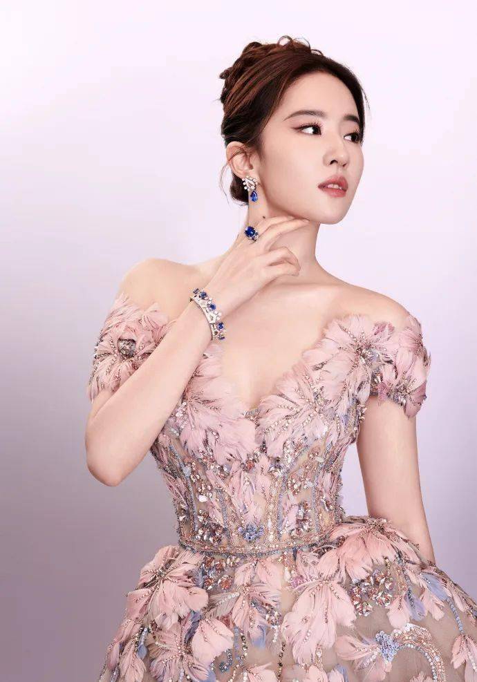 刘亦菲身穿棕色深v连衣裙,五官精致,笑容甜美,黑色长卷发,秀出肩膀和