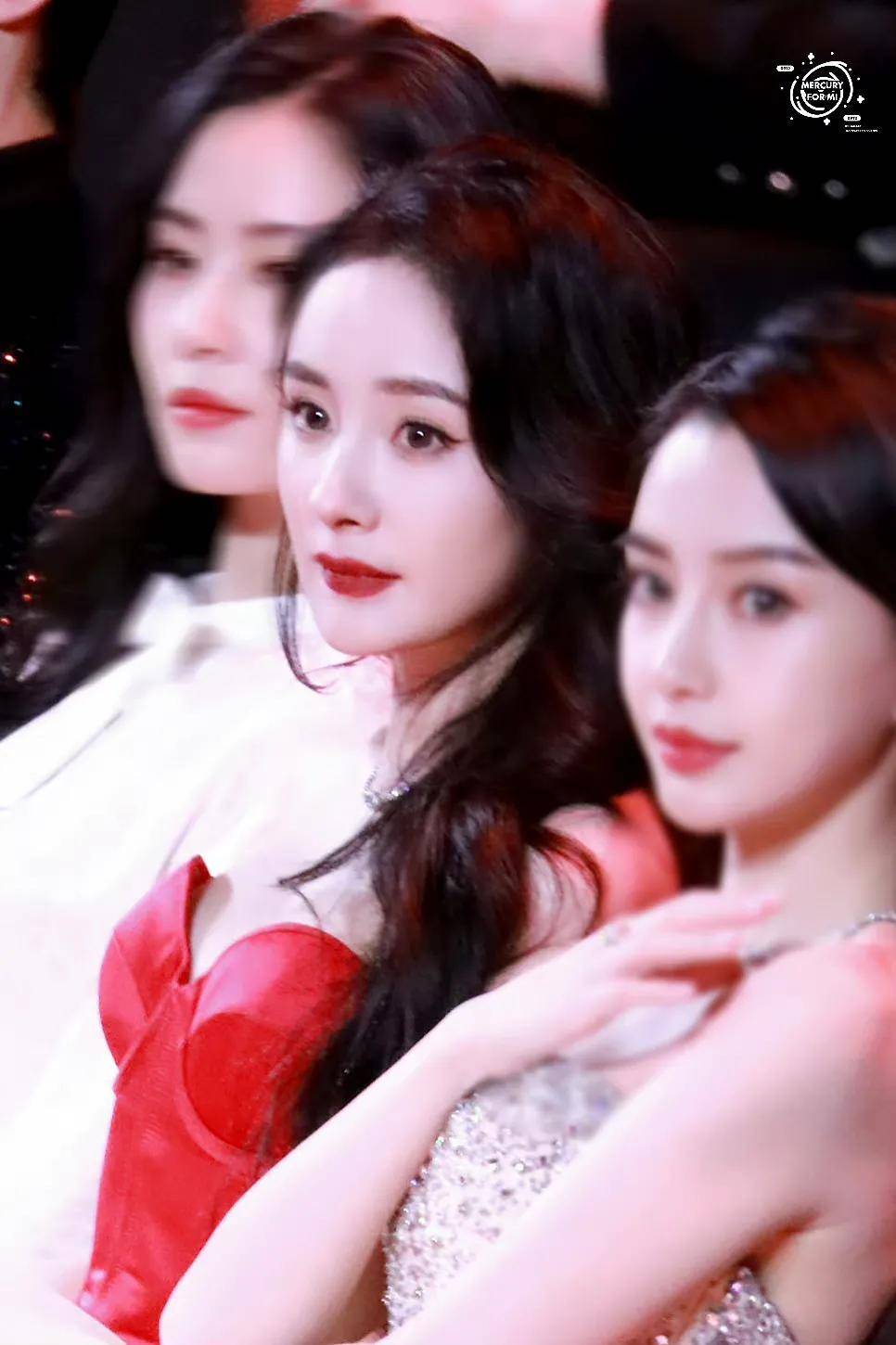 杨幂和刘诗诗杨颖热聊大炒闺蜜情,化身晚会交际花左右逢源_仙剑_友谊