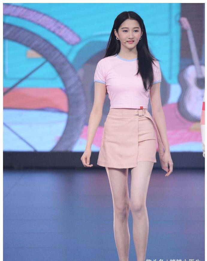 贾玲沈腾第一次,见到关晓彤的腰后,网友表示:尴尬了_身材_香菜_王牌