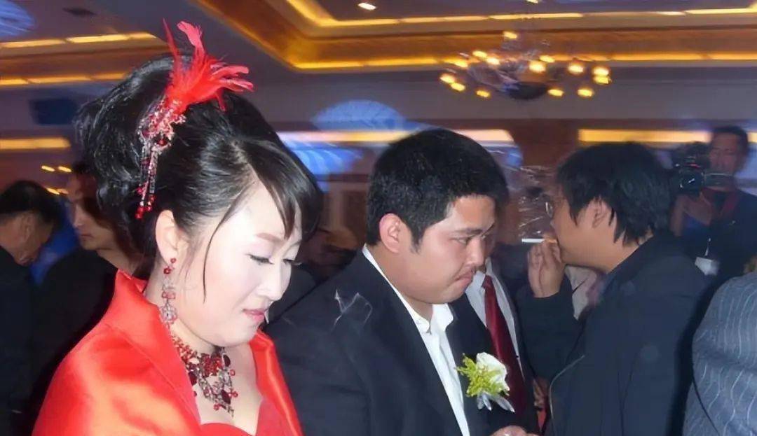 赵玉芳的人生并非一帆风顺,也没有妹妹赵珈萱在娱乐圈的光鲜日子,但她