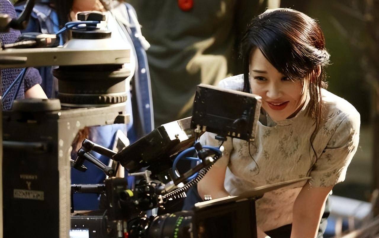 和彭于晏这一段打针的戏,不得不让人注意到许晴的美tun,风情万种的一