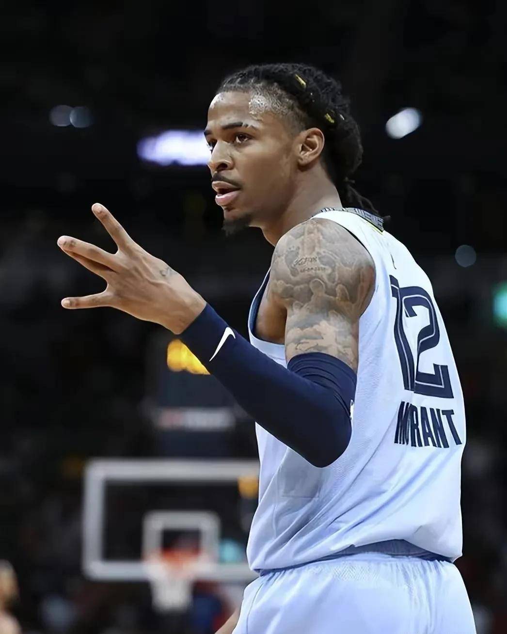 莫兰特本场比赛投篮22中12,其中三分球6中4,罚球11中10,得到38分8篮板