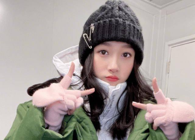 关晓彤把原相机当镜子,后期忘记ps,手和脸"肤色差"藏不住了_时候_化妆